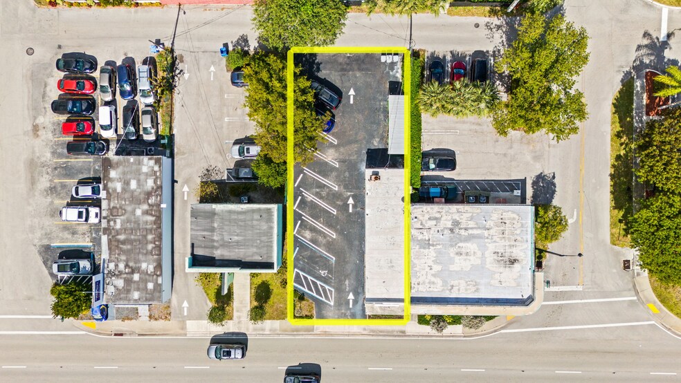 1649 E Sample Rd, Pompano Beach, FL à louer - Photo du bâtiment - Image 2 de 13