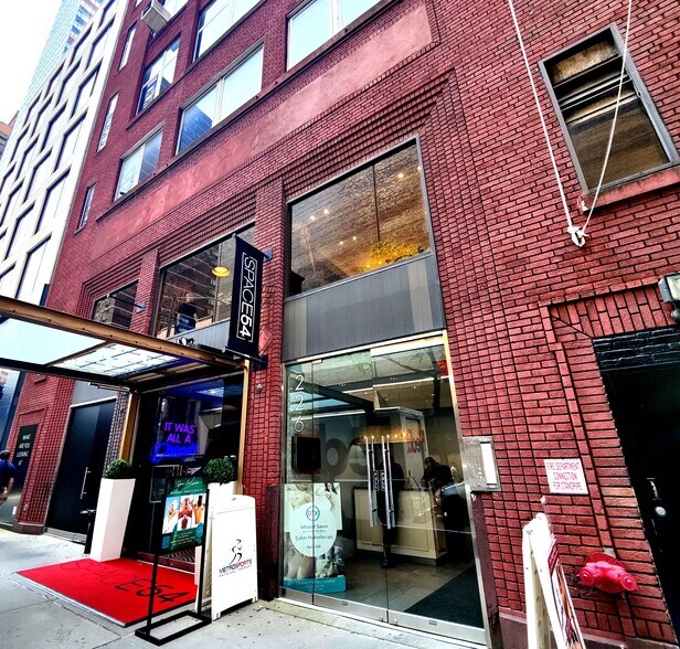 226 E 54th St, New York, NY à louer - Photo du bâtiment - Image 3 de 5
