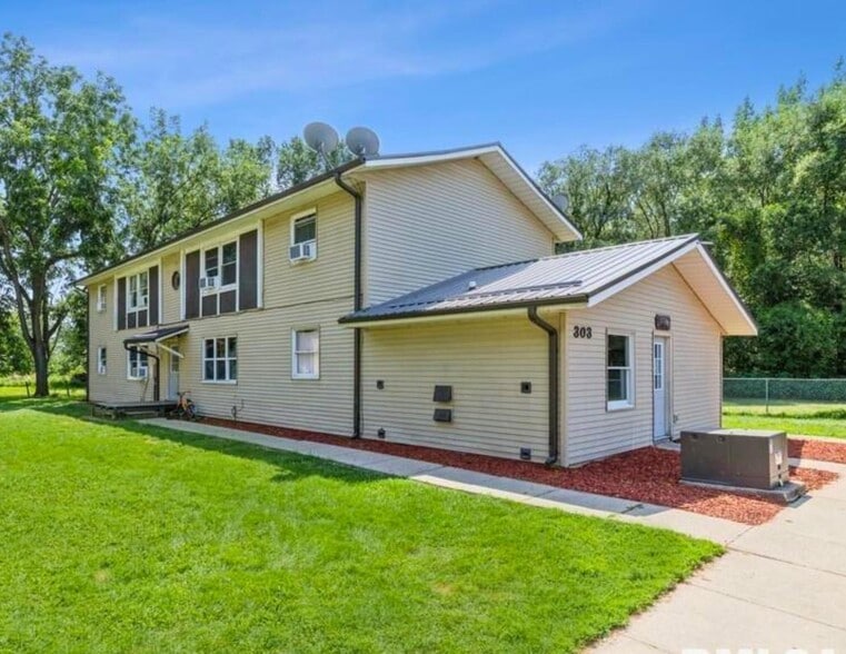 301-306 Larson Ct, Hillsdale, IL for sale - Building Photo - Image 3 of 9