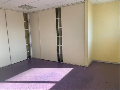 Office in Besançon for lease - Interior Photo - Image 2 of 6