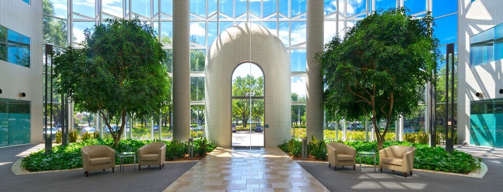 15810 Park Ten Pl, Houston, TX à louer - Photo du bâtiment - Image 2 de 4