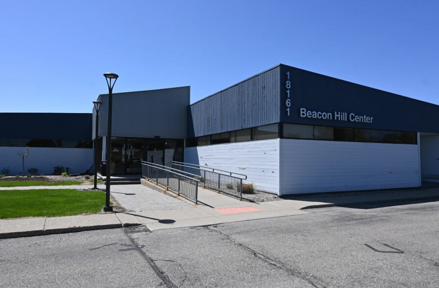 18161 W 13 Mile Rd, Southfield, MI à louer - Photo du bâtiment - Image 3 de 6
