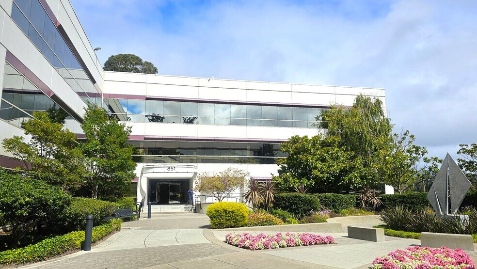 801 Traeger Ave, San Bruno, CA à louer - Photo du bâtiment - Image 1 de 5