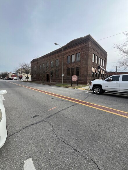 201 W Market St, Kingsport, TN for lease - Primary Photo - Image 1 of 26