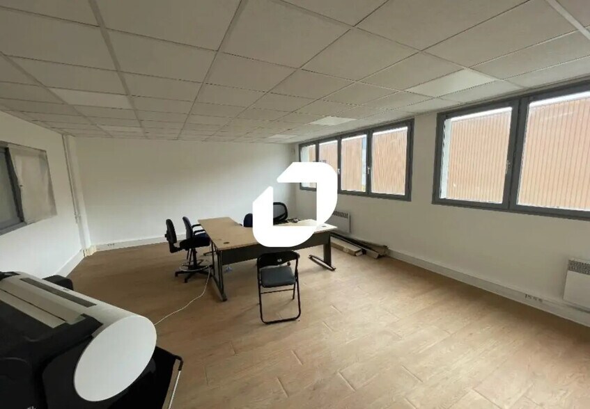 Flex in Émerainville for lease - Interior Photo - Image 3 of 5