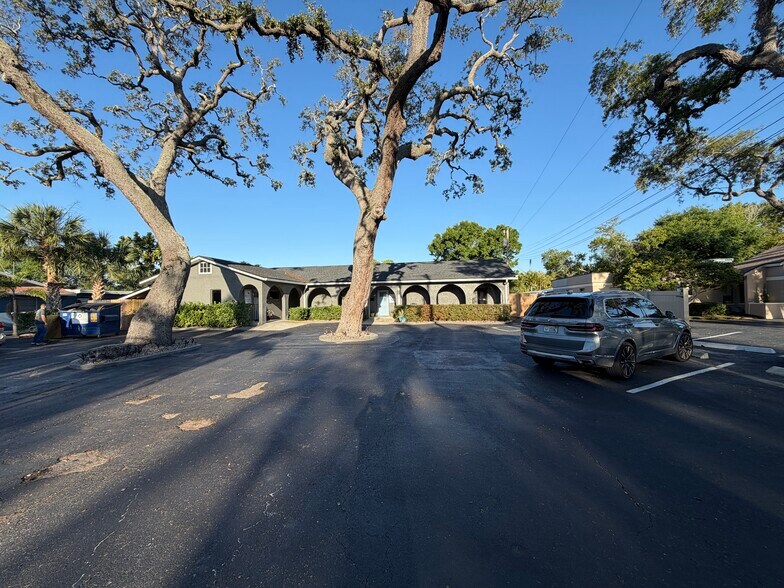 11520 Oakhurst Rd, Largo, FL à louer - Photo du bâtiment - Image 2 de 19