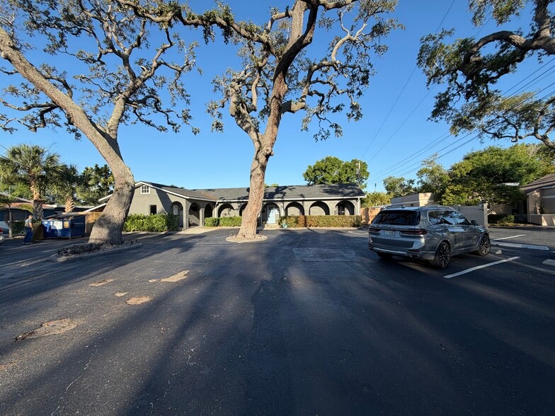 11520 Oakhurst Rd, Largo, FL à louer - Photo du bâtiment - Image 2 de 19