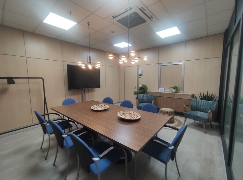 Calle Puerto de la Morcuera, 13, Leganés, Madrid for lease - Building Photo - Image 2 of 14