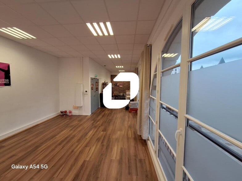 Office in Chaville for lease - Interior Photo - Image 3 of 7