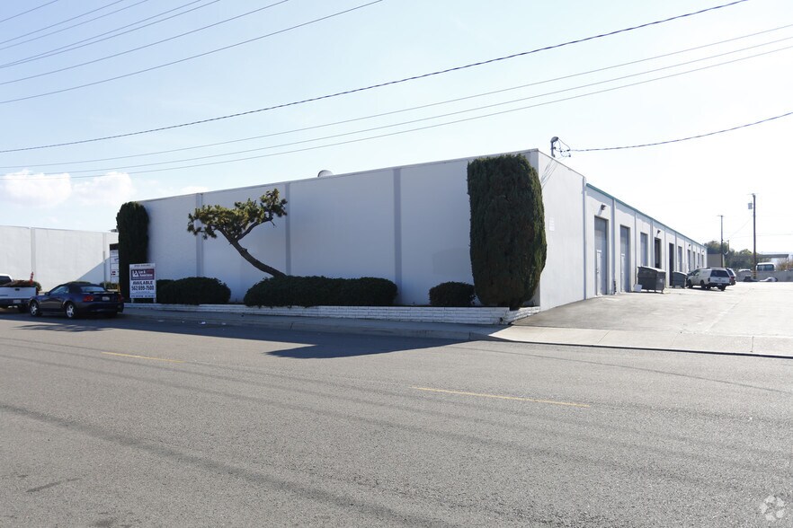 802-852 E Edna Pl, Covina, CA à louer - Photo du bâtiment - Image 2 de 25
