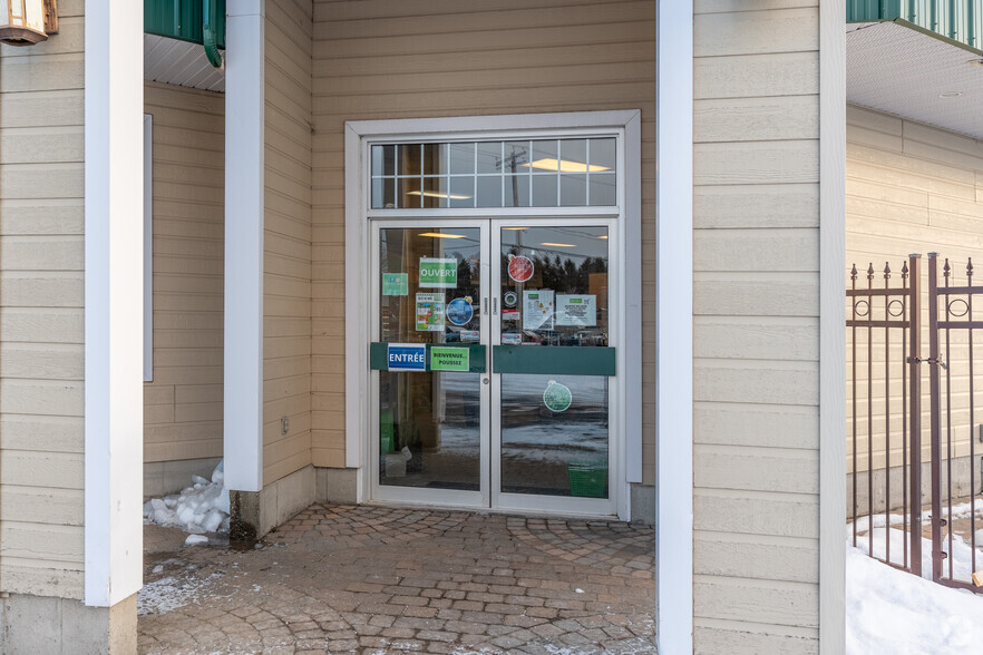 3830 Boul Guillaume-Couture, Lévis, QC for sale - Building Photo - Image 2 of 4
