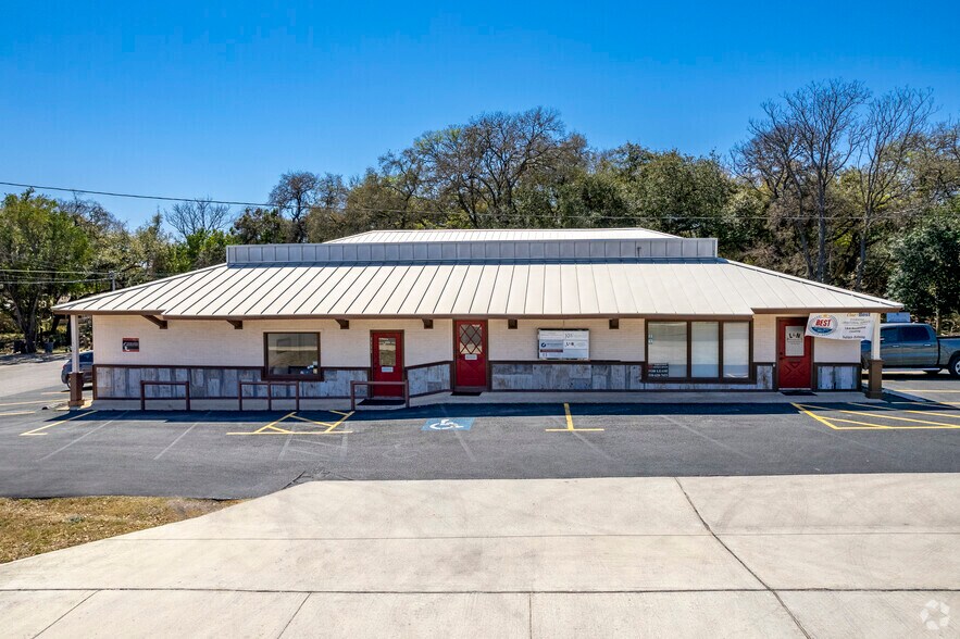 1111 N Walnut Ave, New Braunfels, TX à louer - Photo du bâtiment - Image 2 de 20