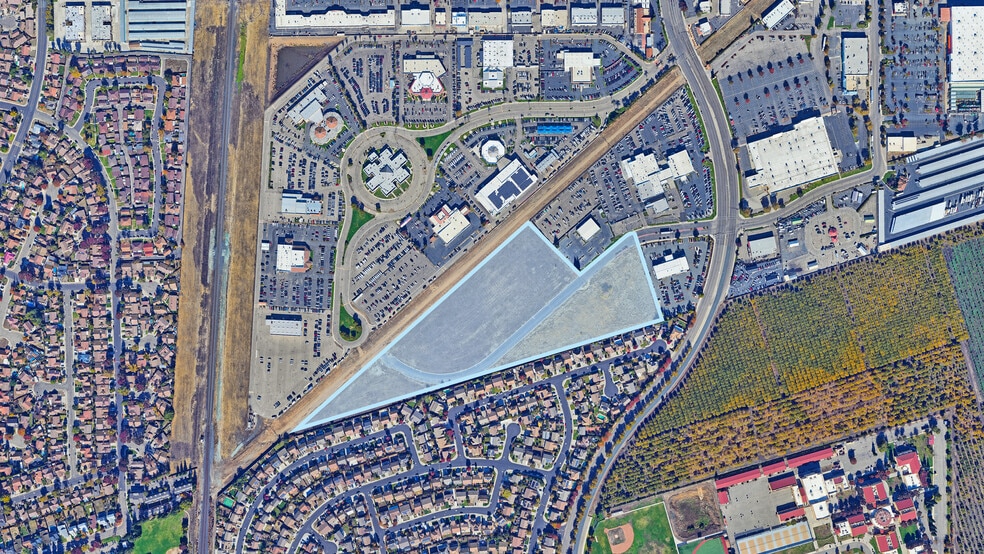 Valley Oak Residences | 193 Units portfolio of 3 properties for sale on LoopNet.ca - Building Photo - Image 2 of 5