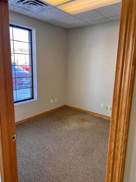 421 E Broadway St, Council Bluffs, IA for lease - Interior Photo - Image 2 of 7