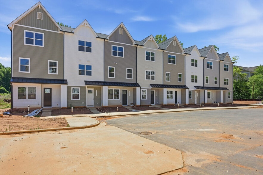 5823 Tuckaseegee Rd, Charlotte, NC for sale - Primary Photo - Image 1 of 5