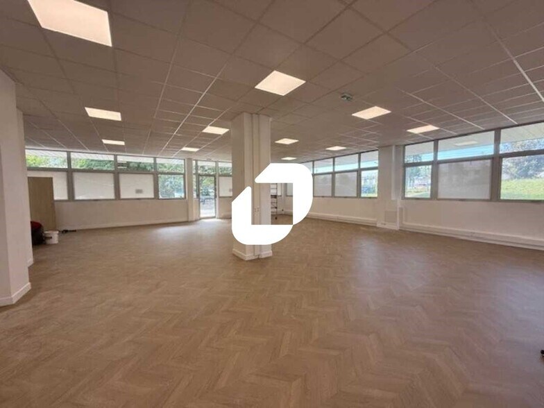 Office in Osny for lease - Building Photo - Image 3 of 21