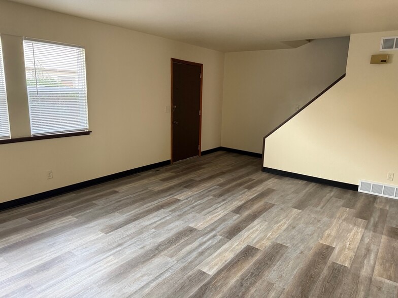 65 Locust St, Galesburg, IL for sale - Interior Photo - Image 3 of 5