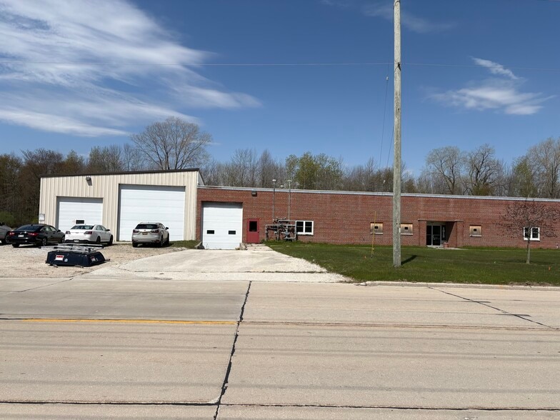1912 Columbus St, Two Rivers, WI à vendre - Photo du bâtiment - Image 2 de 27