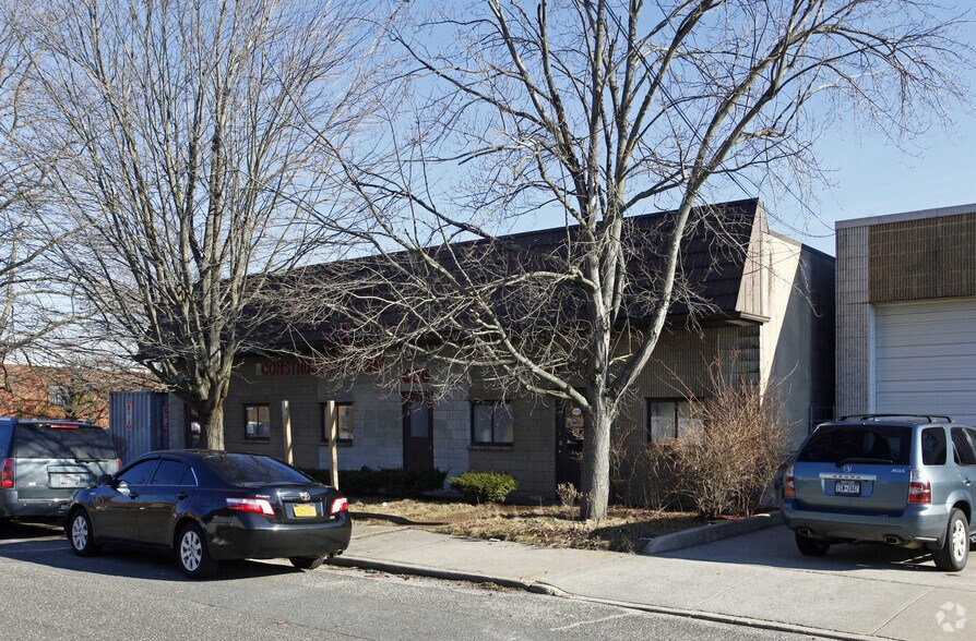 510 Manhattan Ave, West Babylon, NY à vendre - Photo principale - Image 1 de 3