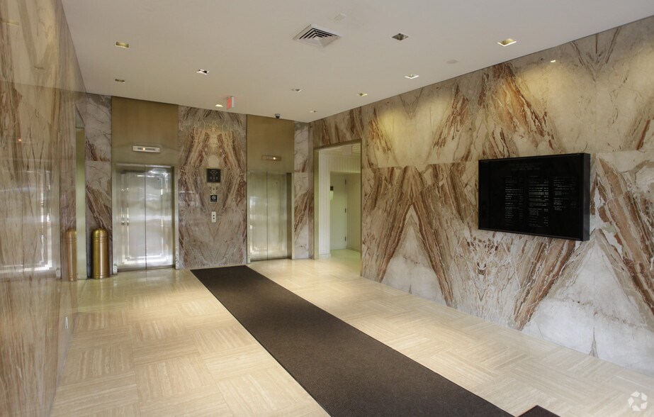 1000 Northern Blvd, Great Neck, NY à louer - Hall d’entrée - Image 3 de 6