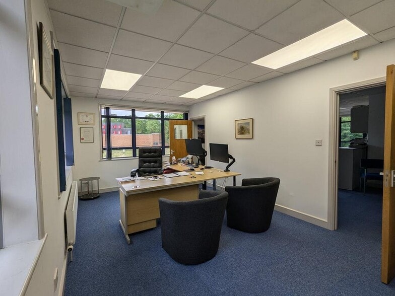 Walnut Tree Clos, Guildford for lease - Building Photo - Image 3 of 4