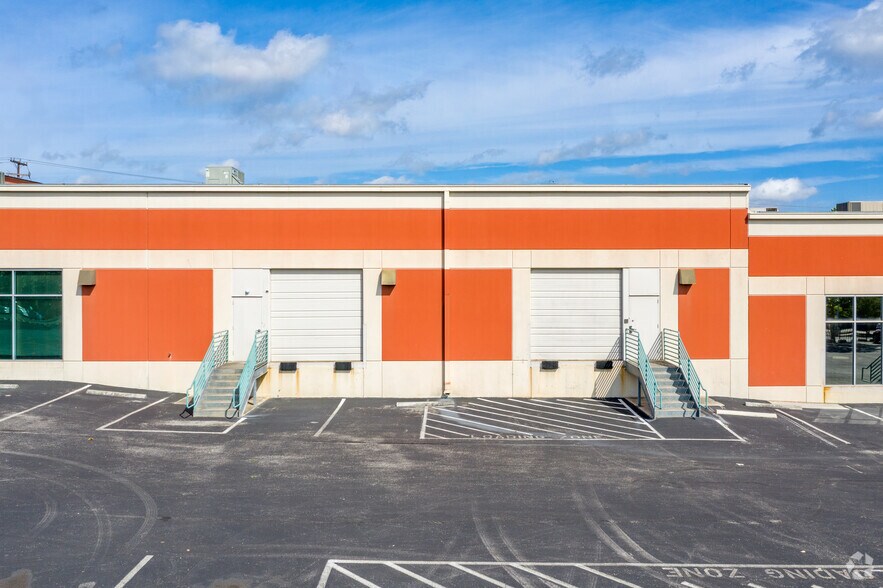 12508 Jones Maltsberger Rd, San Antonio, TX à louer - Photo du bâtiment - Image 3 de 29