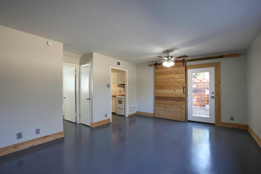 810 Locust Street, Denton, TX for sale - Interior Photo - Image 2 of 39