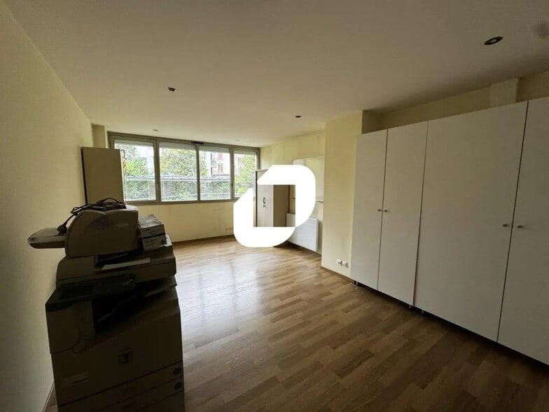 30 Cours Becquart Castelbon, Voiron for lease - Interior Photo - Image 3 of 12