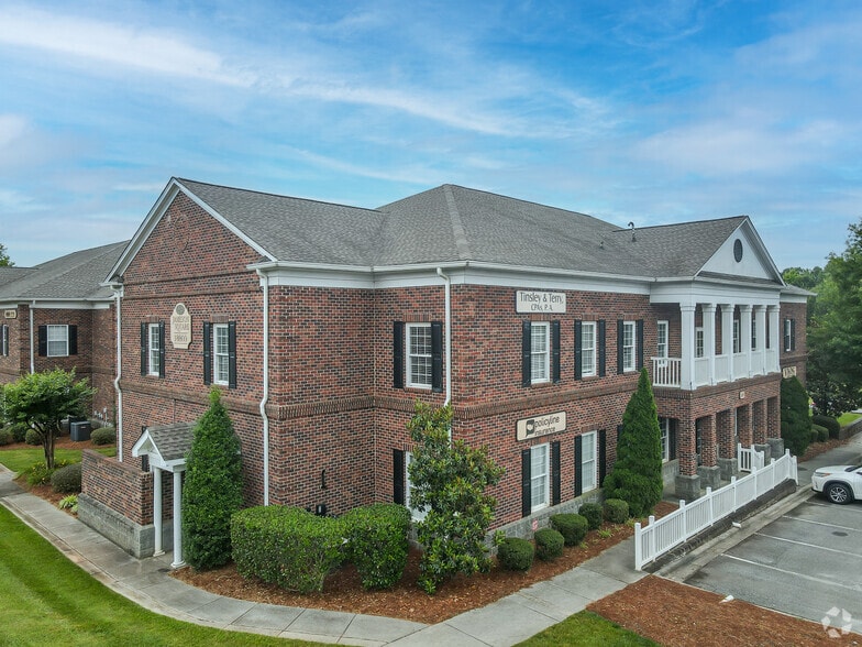 18809 W Catawba Ave, Cornelius, NC for lease - Primary Photo - Image 1 of 31