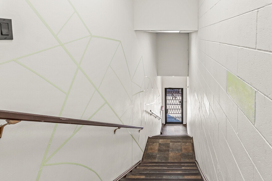 454 Leon Ave, Kelowna, BC for lease - Building Photo - Image 2 of 11