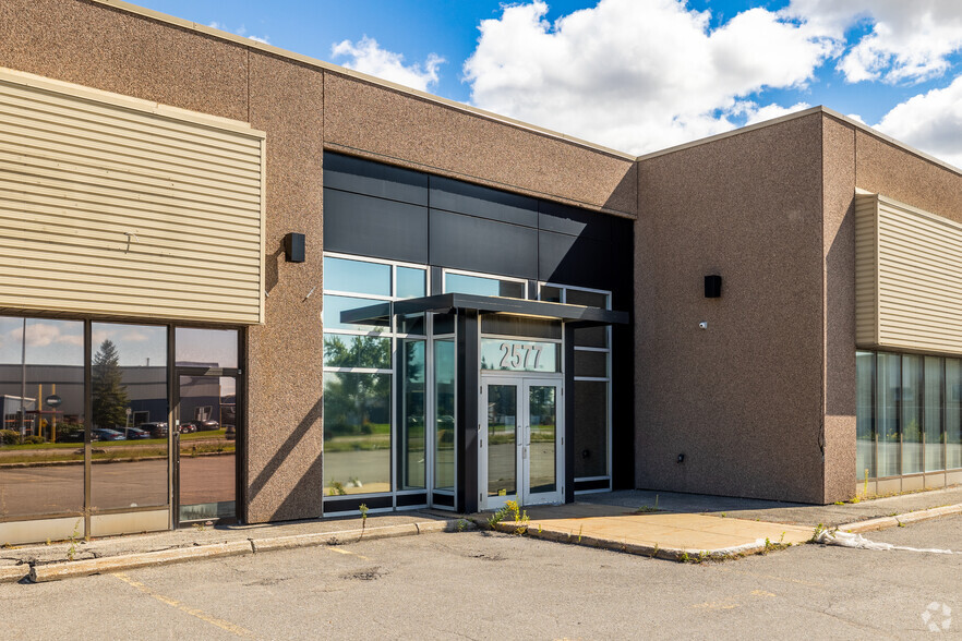 2597-2635 Boul Le Corbusier, Laval, QC à louer - Photo du bâtiment - Image 3 de 11