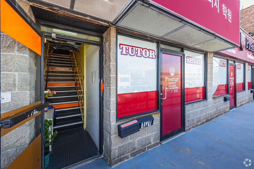 4558 Bell Blvd, Flushing, NY à louer - Photo du bâtiment - Image 3 de 3