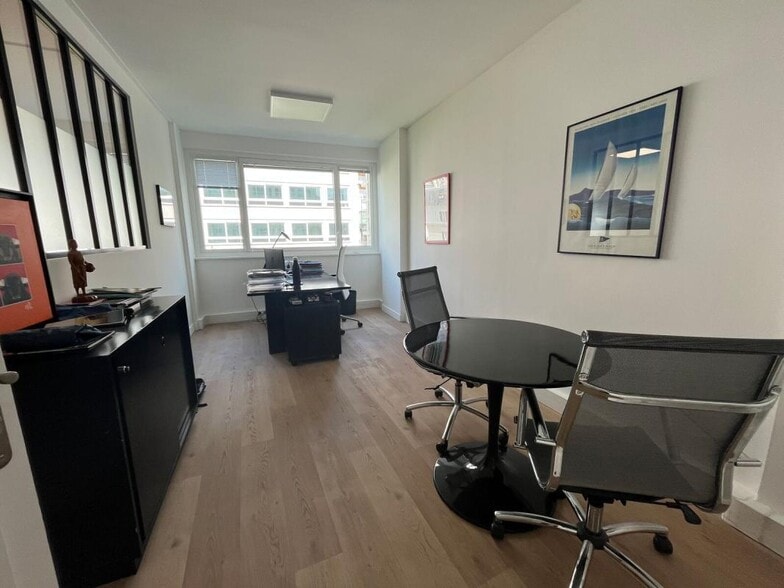 171 Ter Avenue Charles De Gaulle, Neuilly-sur-Seine for lease - Interior Photo - Image 2 of 5