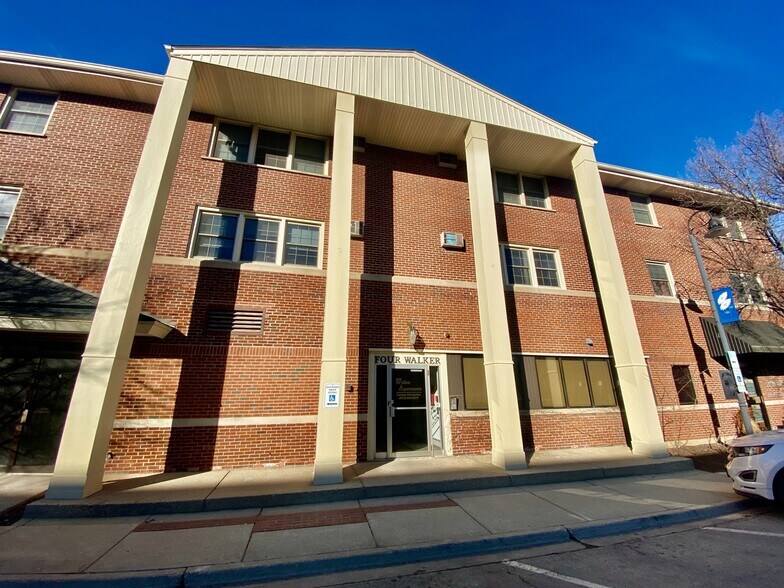 4 Walker Ave, Clarendon Hills, IL à louer - Photo du bâtiment - Image 2 de 7