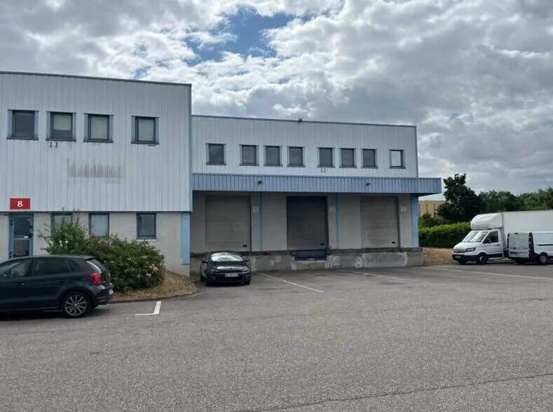 66 Avenue Des Freres Montgolfier, Genas à louer - Photo du bâtiment - Image 2 de 11