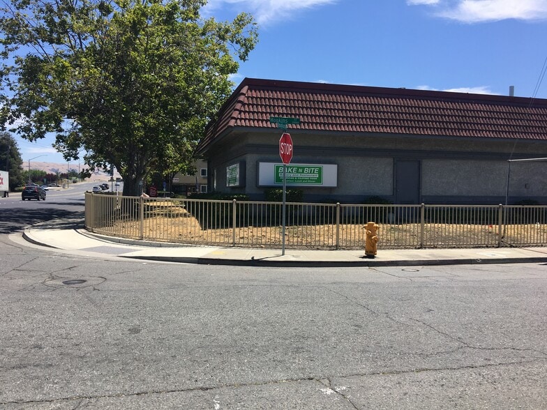 2294 Industrial Pky W, Hayward, CA for lease - Building Photo - Image 1 of 12