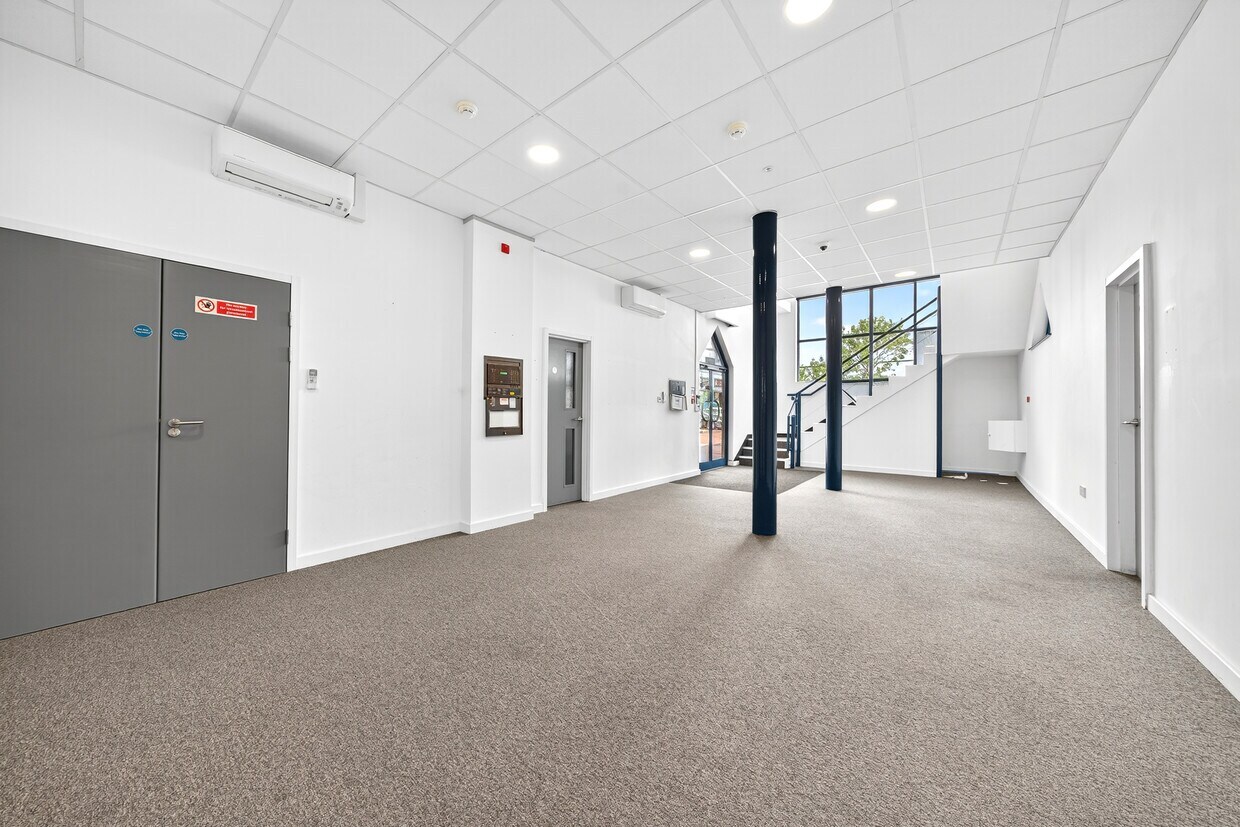 Edinburgh Way, Harlow, ESS CM20 2BN - Unité 7 - - Photo intérieure - Image 1 of 6