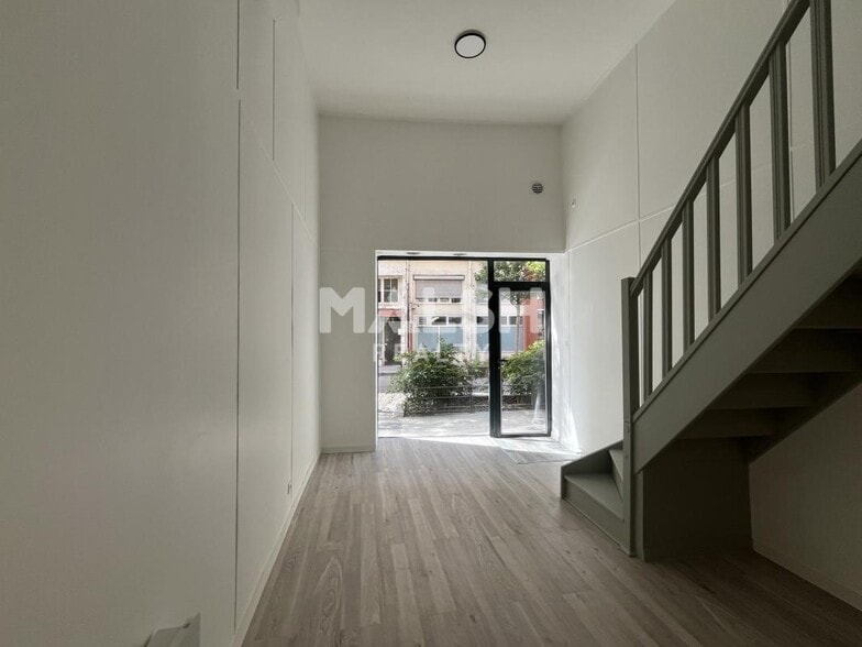 Retail in Villeurbanne for lease - Interior Photo - Image 2 of 5