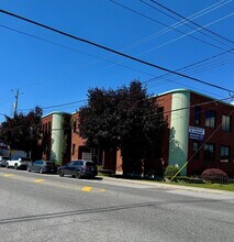 1085 Ch Du Côteau-Rouge, Longueuil, QC for lease Interior Photo- Image 2 of 12