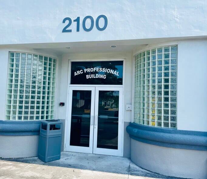 2100 E Sample Rd, Lighthouse Point, FL à louer - Photo du bâtiment - Image 2 de 21