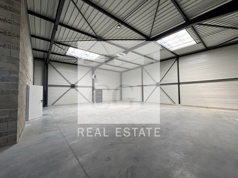 Flex in Frontonas for lease - Interior Photo - Image 2 of 12