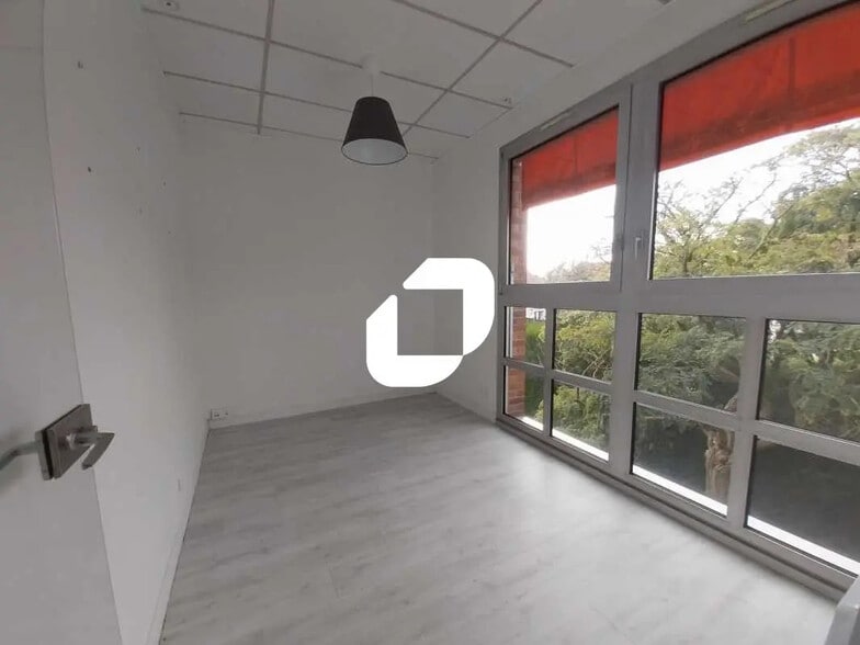 31 Avenue Du Manet, Montigny-le-Bretonneux for lease - Interior Photo - Image 3 of 10