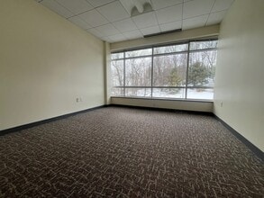 99 Conifer Hill Dr, Danvers, MA à louer Photo intérieure- Image 2 de 4