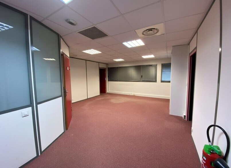 Office in Chartres for lease - Interior Photo - Image 1 of 10