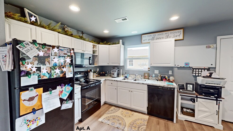 Kinsley Multi-Family 12-Unit Duplex Port portfolio of 1 properties for sale on LoopNet.ca - Building Photo - Image 3 of 26