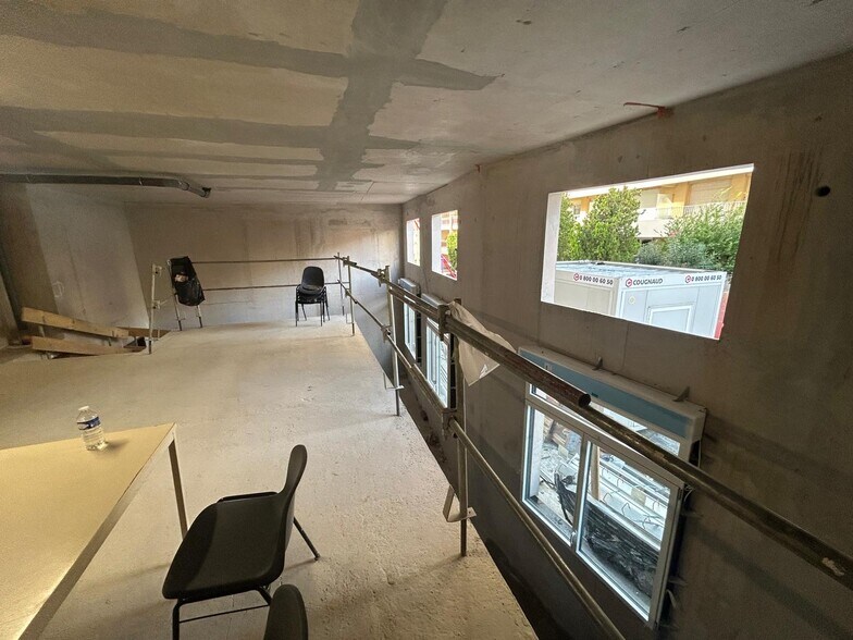 Multifamily in Marseille for sale - Interior Photo - Image 3 of 5