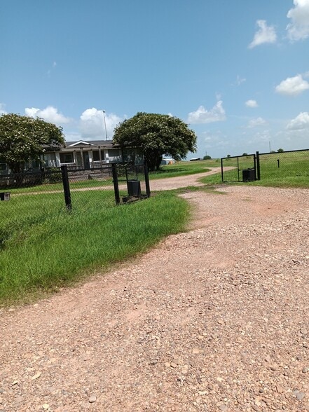 490 Adcock Ranch Rd, Victoria, TX for sale - Primary Photo - Image 1 of 4
