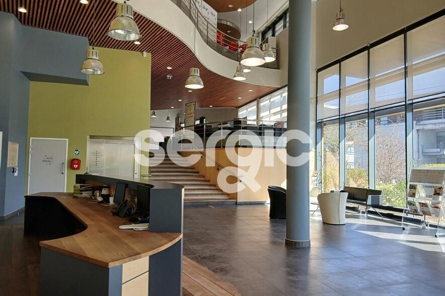 Bureau dans Champs-sur-Marne à louer - Hall d’entrée - Image 3 de 13