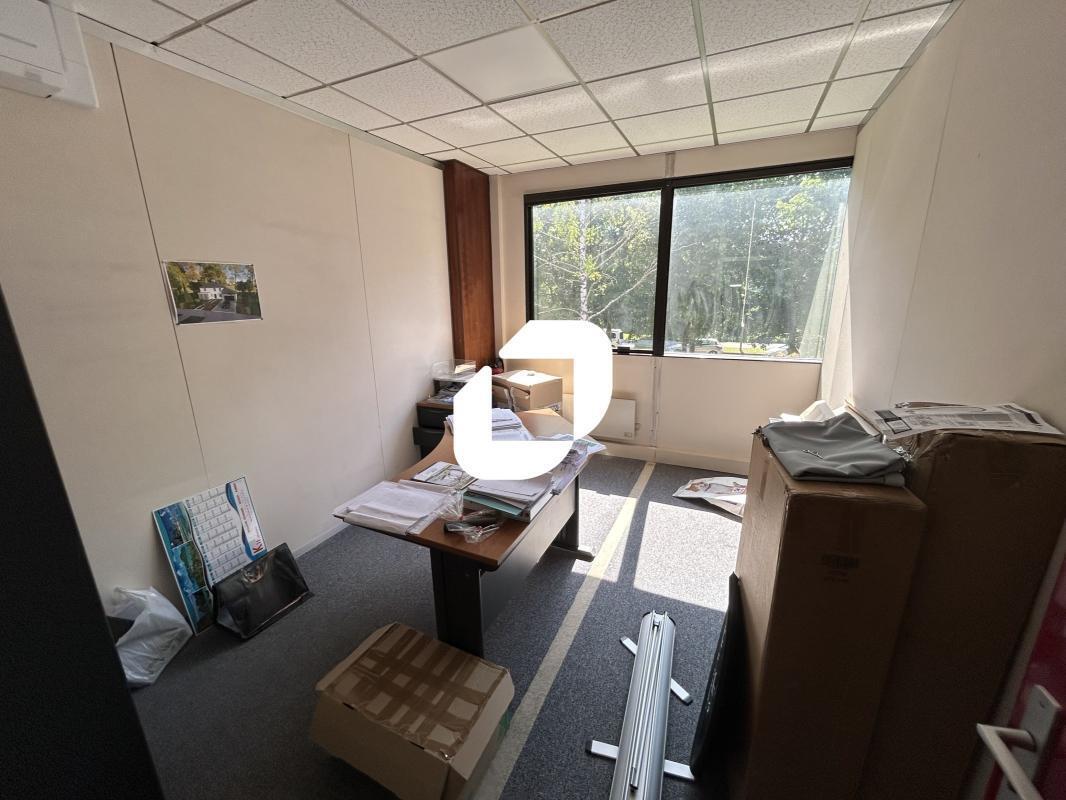 Office in Saint-Thibault-des-Vignes for lease Interior Photo- Image 1 of 10