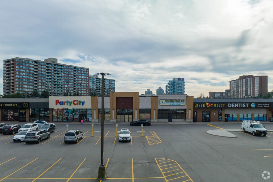 9625 Yonge St, Richmond Hill, ON for sale - Building Photo - Image 3 of 6
